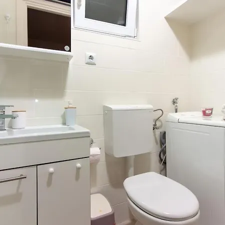Nice 2 Floors 2 Bathroom In Center Split